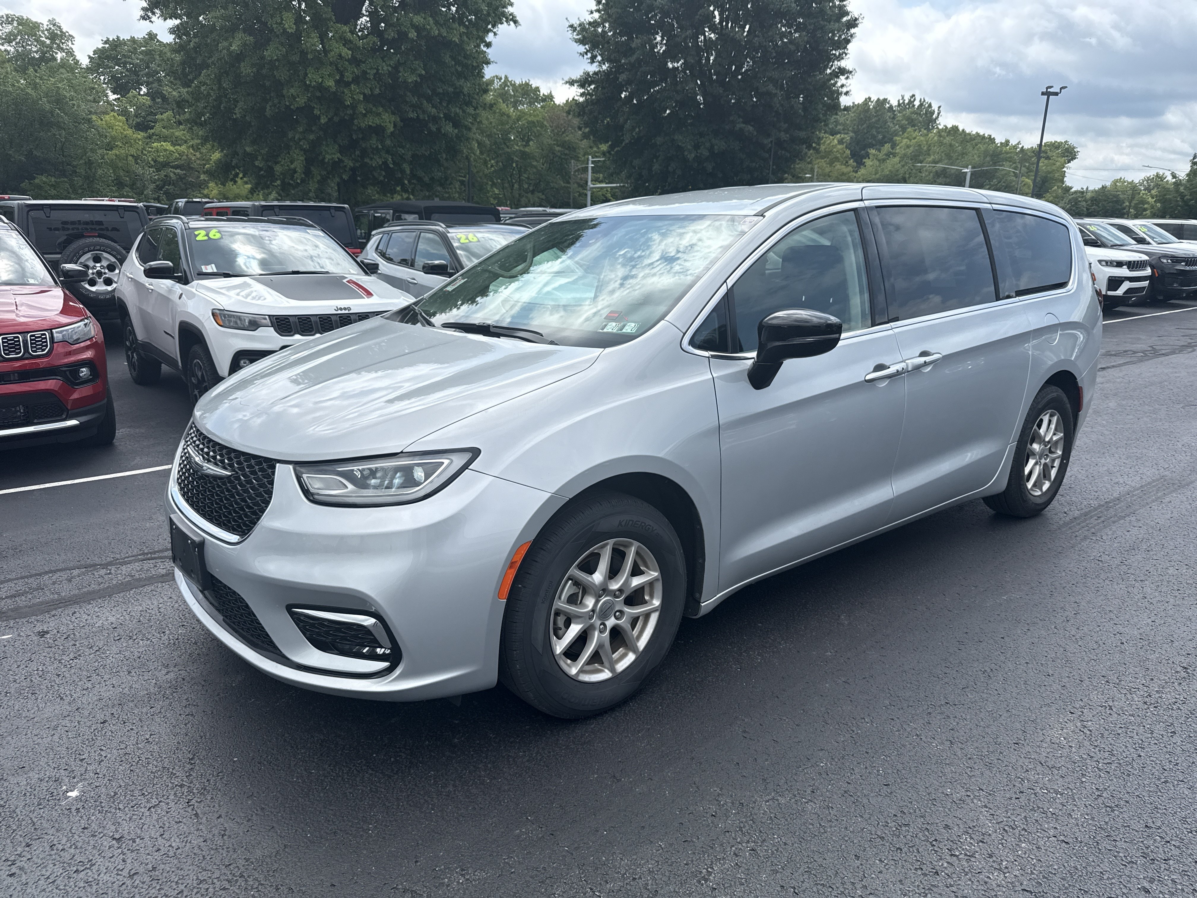 Used 2024 Chrysler Pacifica Touring-L FWD image 12