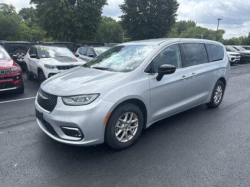 Used 2024 Chrysler Pacifica Touring-L FWD image 12