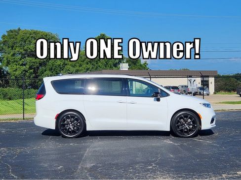 Used 2025 Chrysler Pacifica Limited FWD image 2