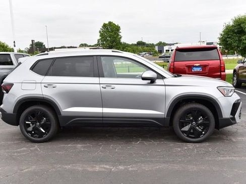 New 2026 Volkswagen Taos SE FWD image 5