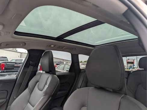 Used 2023 Volvo XC60 B5 Plus AWD/4WD image 22