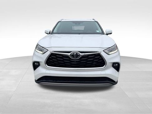 Used 2023 Toyota Highlander Platinum image 2