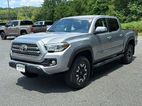 Used 2017 Toyota Tacoma TRD Off-Road w/ Tow Package (A/T) AWD/4WD image 3