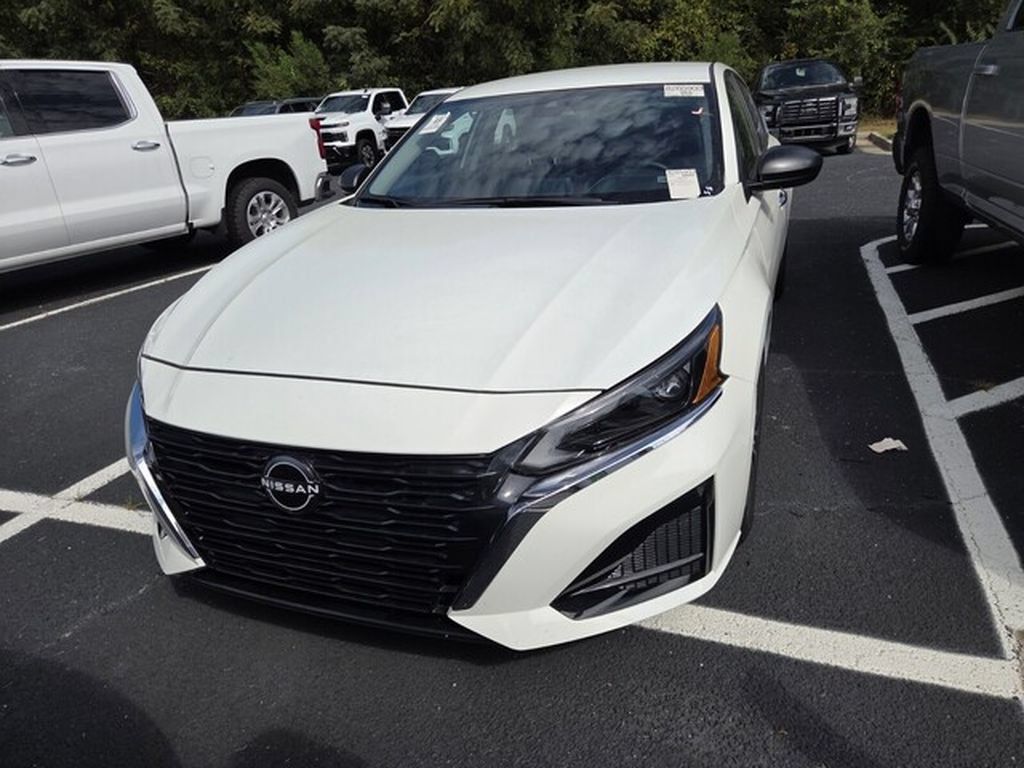 Used 2025 Nissan Altima 2.5 SV FWD image 2