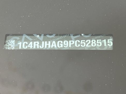 Used 2023 Jeep Grand Cherokee Laredo image 29