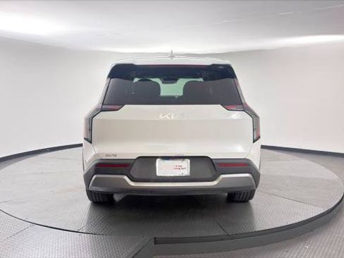 Used 2024 Kia EV9 Light Long Range RWD image 7