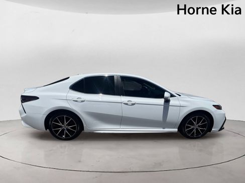 Used 2023 Toyota Camry SE FWD image 3