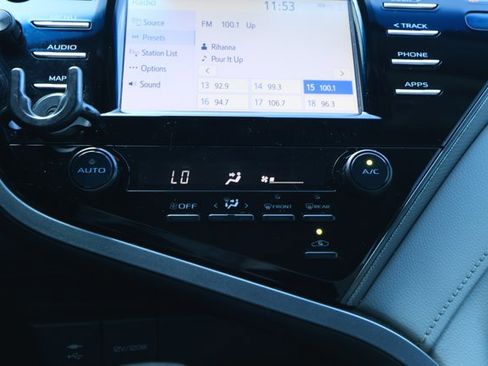 Used 2019 Toyota Camry SE image 18