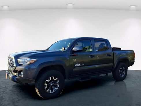 Used 2019 Toyota Tacoma TRD Off-Road AWD/4WD image 5
