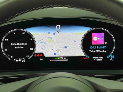 Used 2024 Porsche Cayenne w/ Premium Package image 20