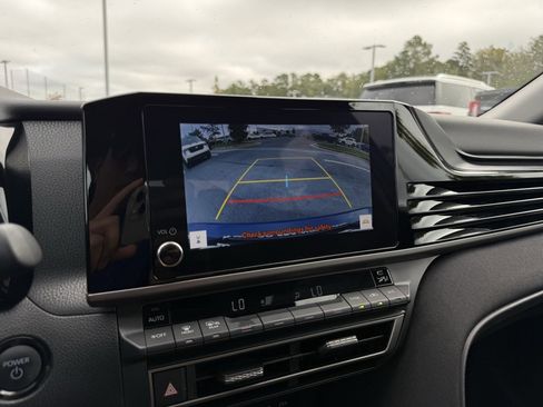 Used 2025 Toyota Camry SE image 17