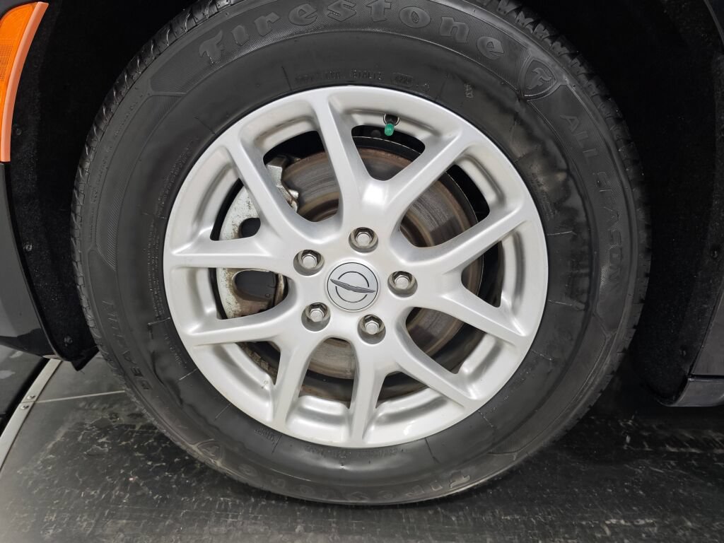 Used 2023 Chrysler Pacifica Touring FWD image 9
