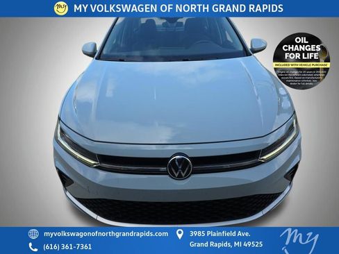 Used 2025 Volkswagen Jetta SE w/ Black Wheel Package FWD image 3