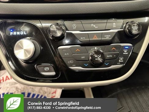 Used 2018 Chrysler Pacifica Touring-L image 26