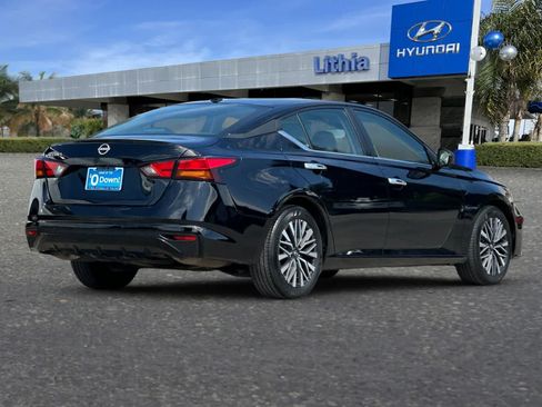 Used 2025 Nissan Altima 2.5 SV FWD image 3