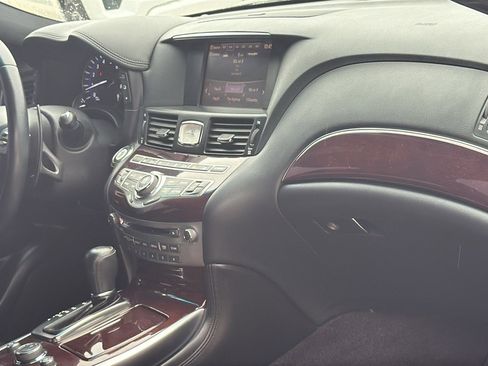 Used 2019 INFINITI Q70 Luxe w/ Sport Package image 26