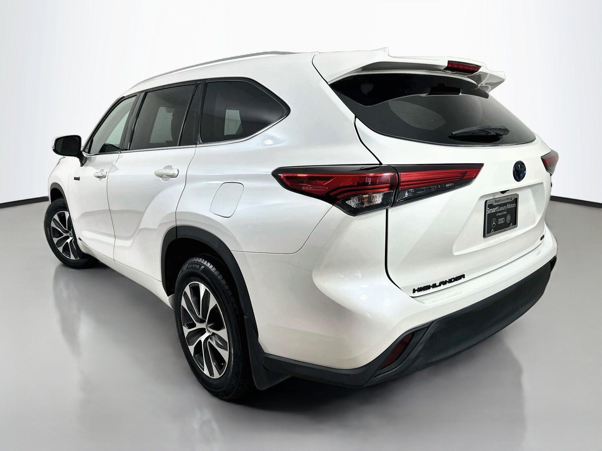 Used 2021 Toyota Highlander XLE AWD/4WD image 5