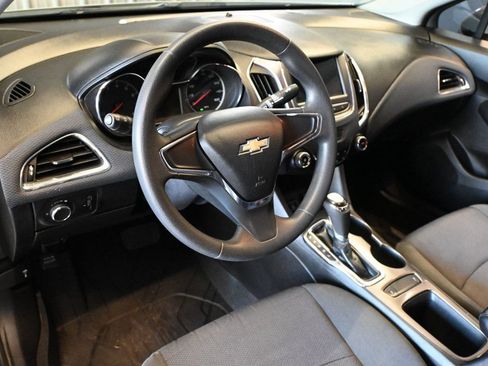 Used 2019 Chevrolet Cruze LS FWD image 9