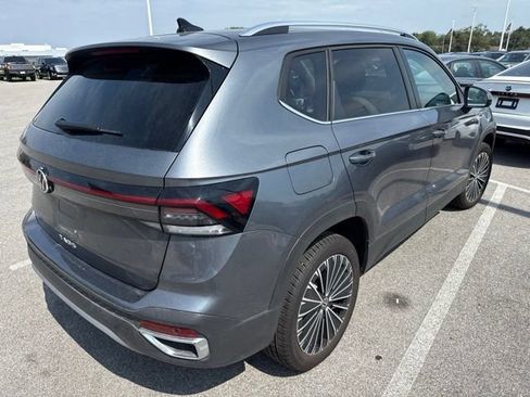 Used 2025 Volkswagen Taos SE w/ Panoramic Sunroof Package FWD image 5