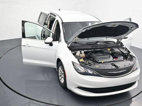 Used 2023 Chrysler Voyager LX FWD image 39