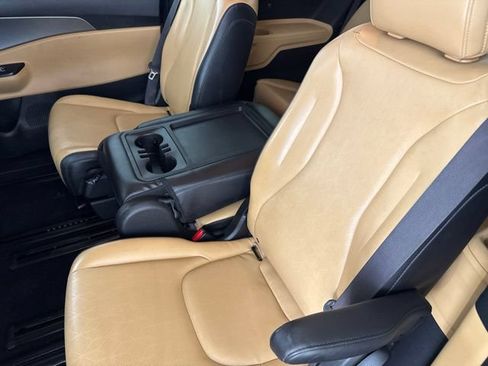 Used 2023 Kia Carnival LX FWD image 26