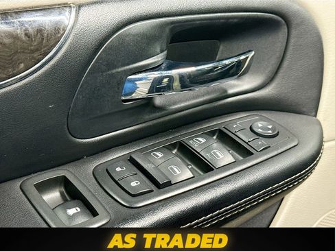 Used 2015 Chrysler Town & Country Touring FWD image 19