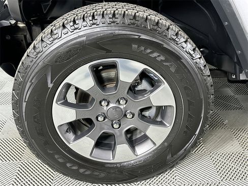 Used 2018 Jeep Wrangler Unlimited Sahara image 29