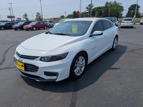 Used 2017 Chevrolet Malibu LT w/ Leather Package FWD image 4