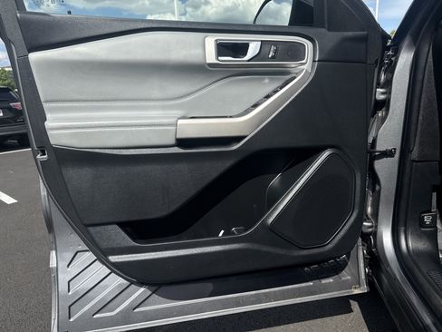 Used 2022 Ford Explorer XLT w/ Equipment Group 202A AWD/4WD image 17