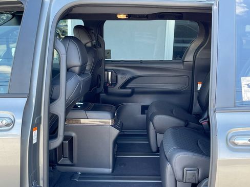 Used 2026 Toyota Sienna Limited FWD image 9