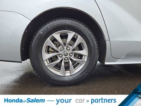 Used 2021 Toyota Sienna XLE w/ XLE Plus Package image 10