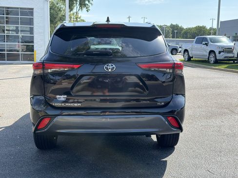 Used 2020 Toyota Highlander XLE FWD image 11