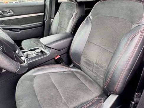 Used 2019 Ford Explorer XLT w/ XLT Sport Appearance Package AWD/4WD image 11