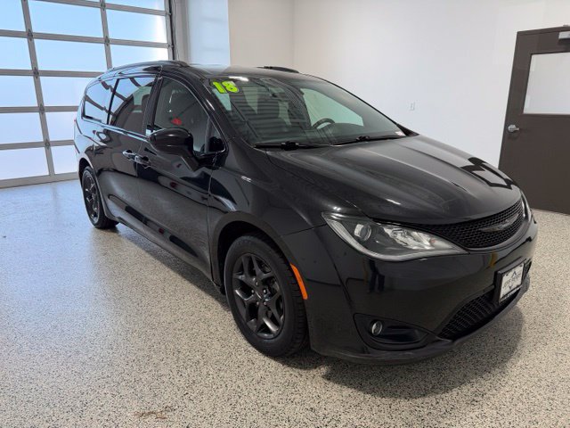 Used 2018 Chrysler Pacifica Touring-L w/ Premium Audio Group FWD image 2