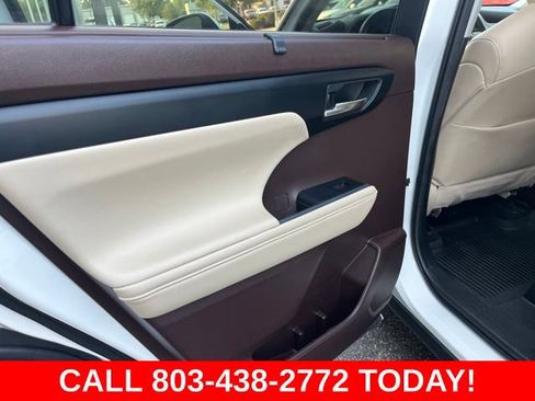 Used 2020 Toyota Highlander XLE FWD image 11