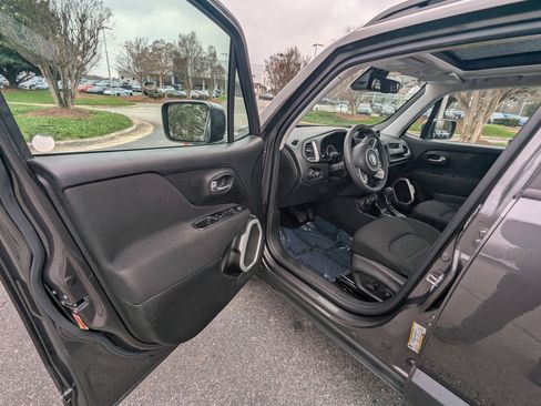 Used 2020 Jeep Renegade Latitude w/ Popular Equipment Group image 8