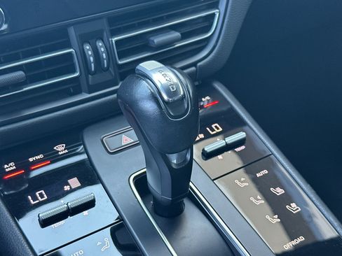 Certified 2023 Porsche Macan AWD/4WD image 19