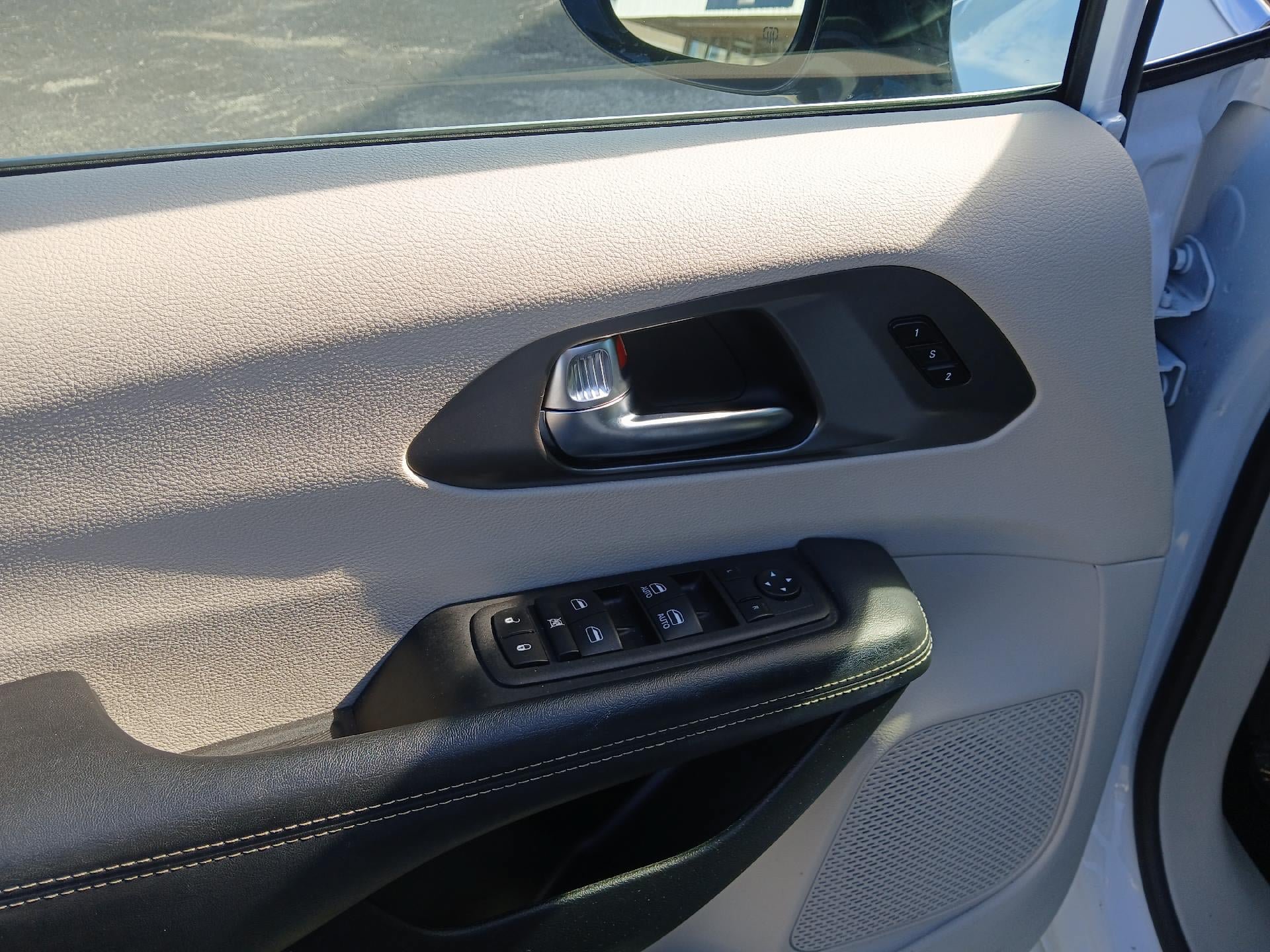 Used 2024 Chrysler Pacifica Touring-L FWD image 13
