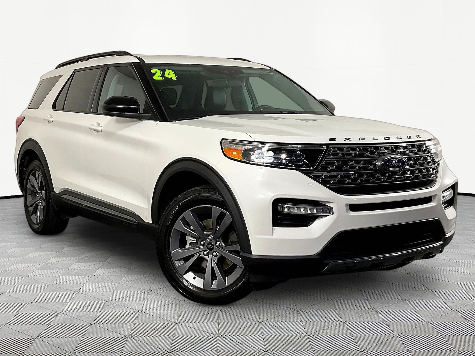 Used 2024 Ford Explorer XLT w/ Equipment Group 202A AWD/4WD image 3