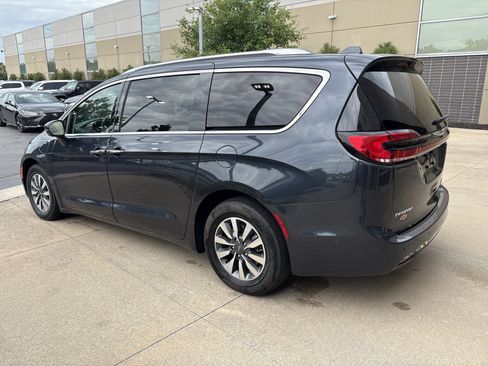 Used 2021 Chrysler Pacifica Touring-L FWD image 8