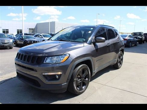 Used 2019 Jeep Compass Latitude FWD image 3