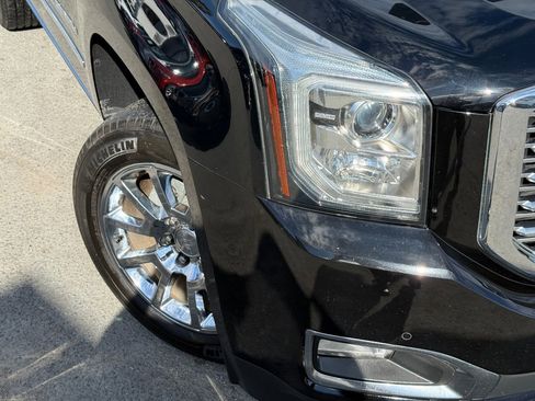 Used 2019 GMC Yukon Denali image 3