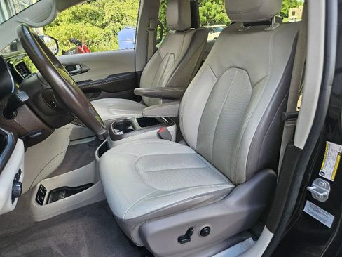 Used 2017 Chrysler Pacifica Touring-L Plus w/ Advanced Safetytec Group FWD image 12