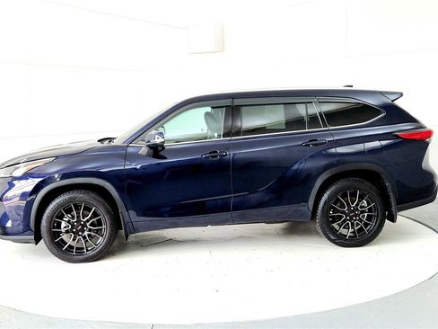 Used 2022 Toyota Highlander XLE AWD/4WD image 3