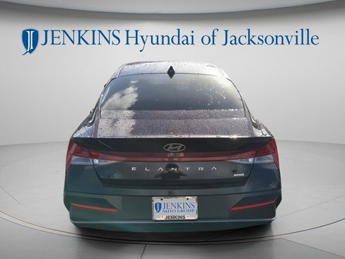 New 2025 Hyundai Elantra Limited FWD image 4