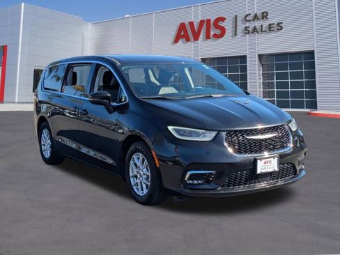 Used 2023 Chrysler Pacifica Touring-L image 3