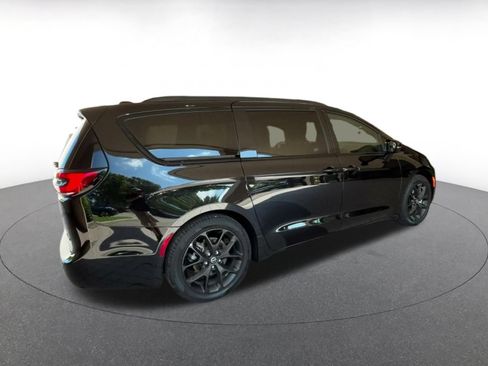 Used 2025 Chrysler Pacifica Limited FWD image 12