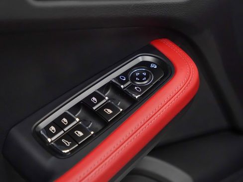 Certified 2025 Porsche Macan image 23