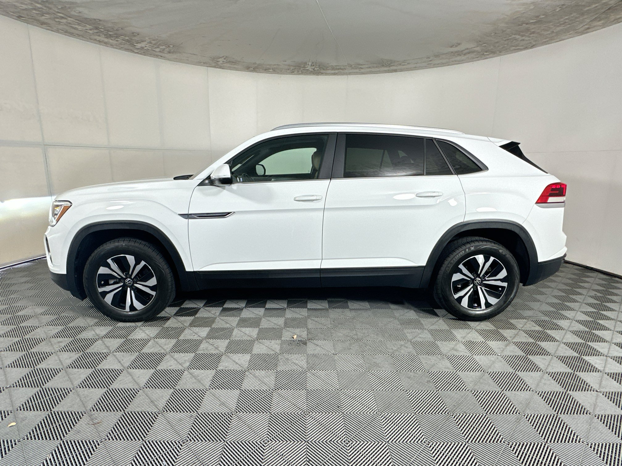 Used 2024 Volkswagen Atlas Cross Sport SE FWD image 6