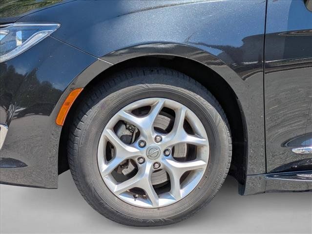 Used 2017 Chrysler Pacifica Touring-L w/ Tire & Wheel Group FWD image 14